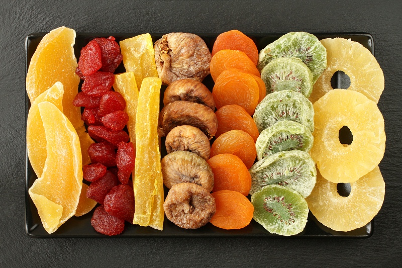 千庫網(wǎng)_芒果、木瓜、獼猴桃、菠蘿、干草莓、無花果、杏子等水果, 躺在黑色石頭表面的黑色陶瓷板上。宏觀_攝影圖編號20106491